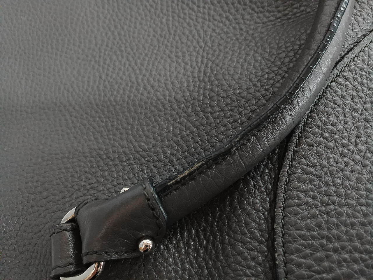 持ち手に小さな亀裂が見受けられます。