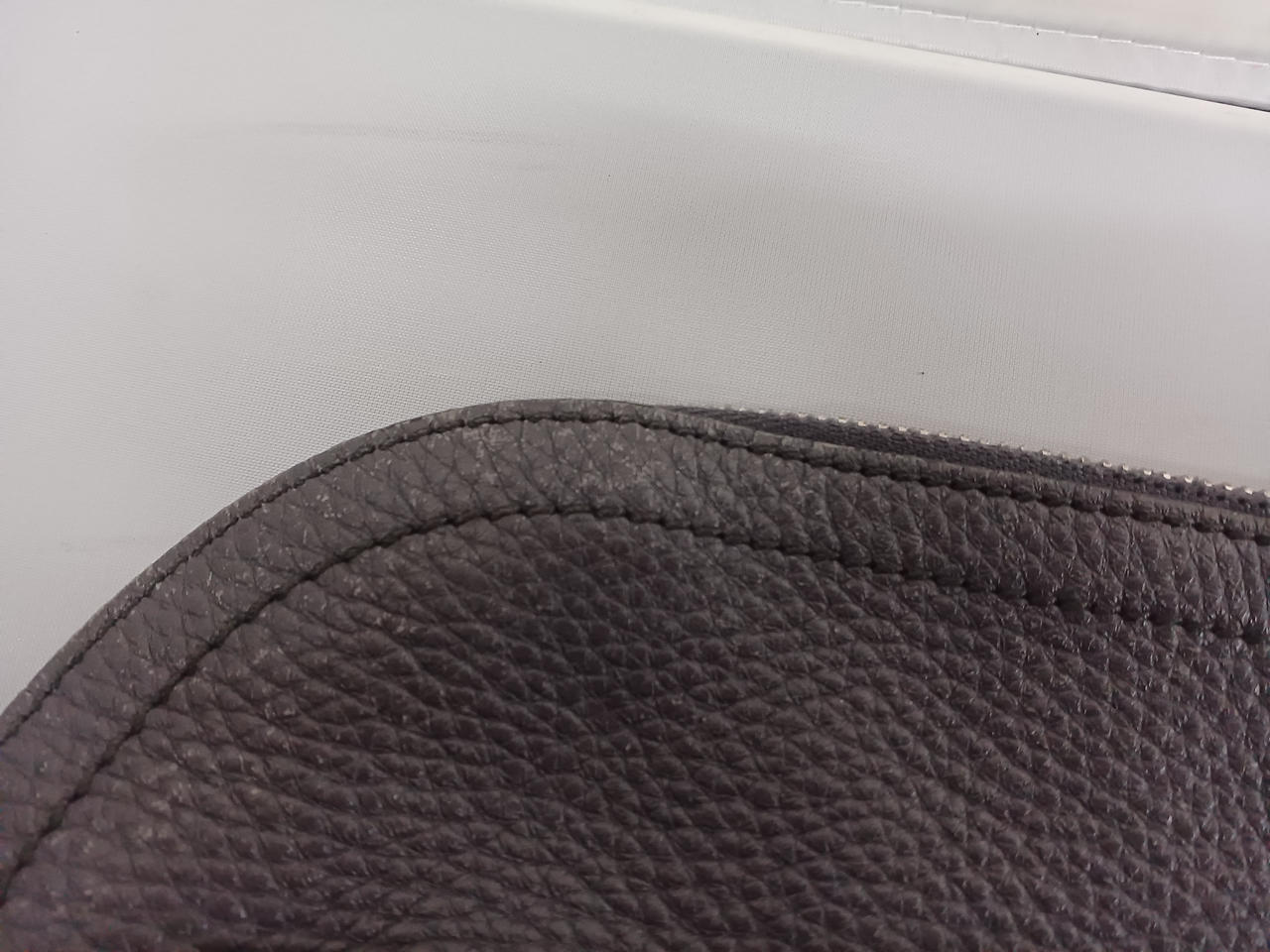 バッグ両面の入口付近にスレがあります。