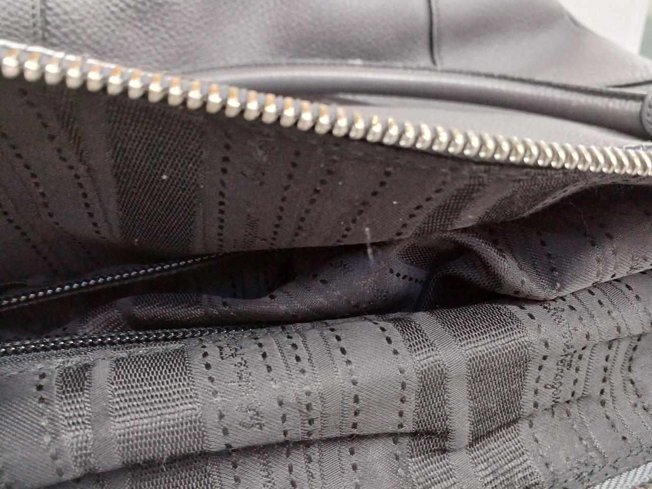 内側にもほつれが見受けられます。