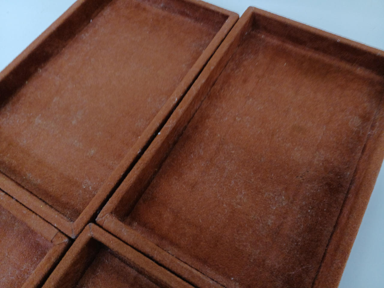 全てのケース内に経年劣化が見受けられます