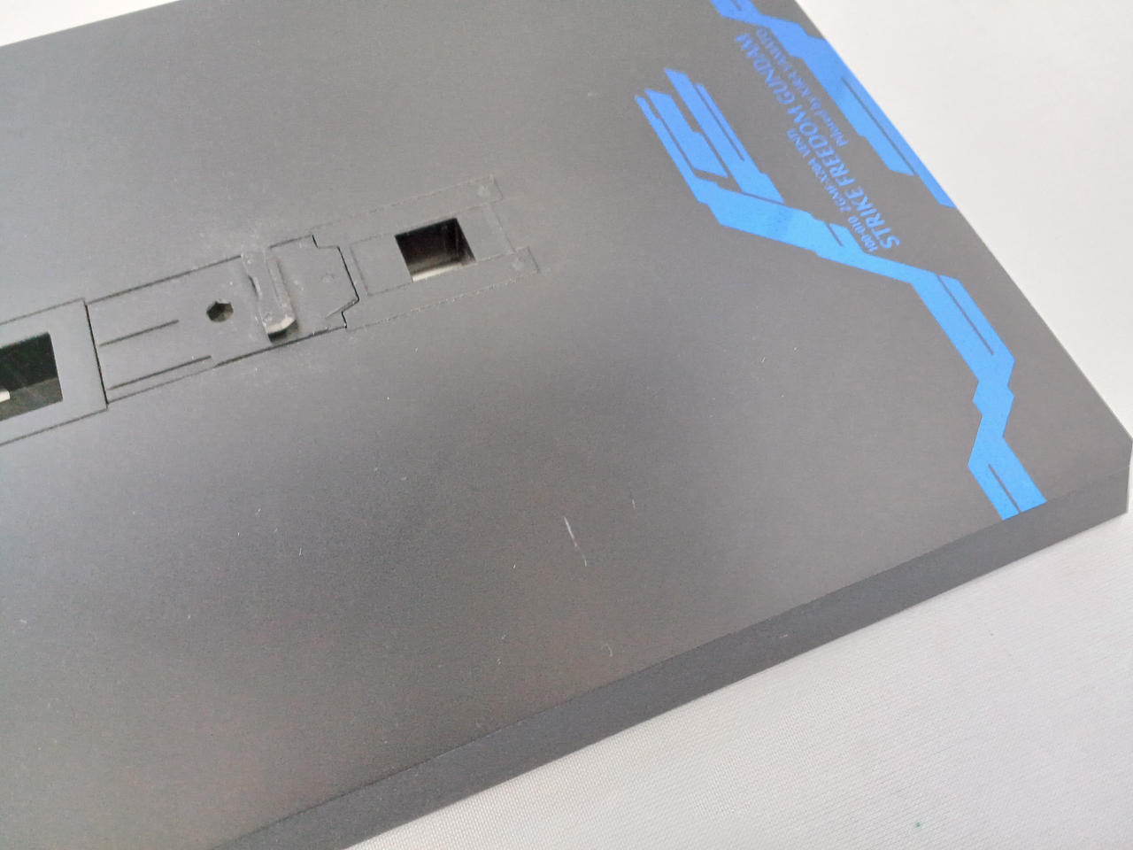 台座に傷があります。