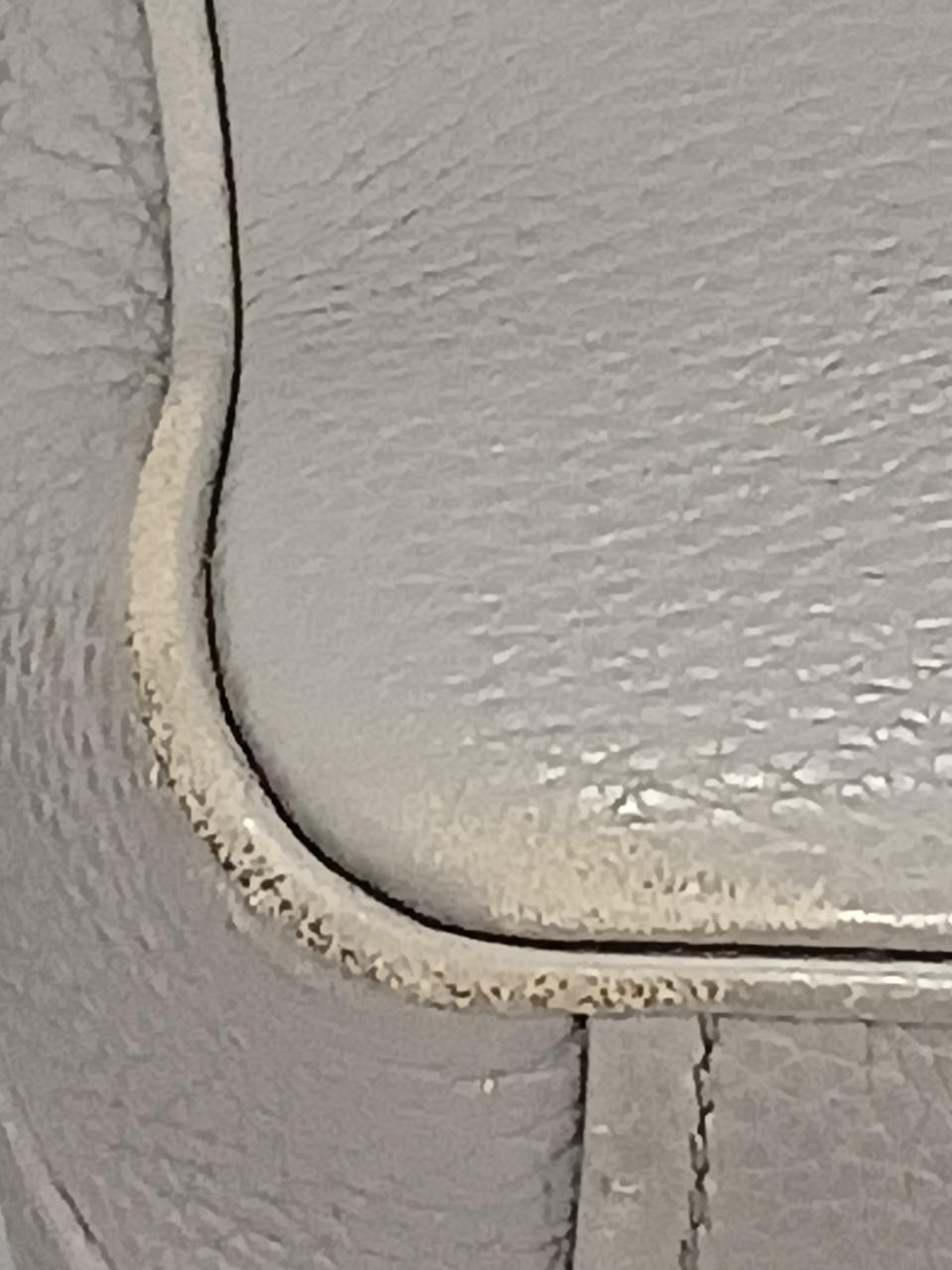 角に擦れがあります。