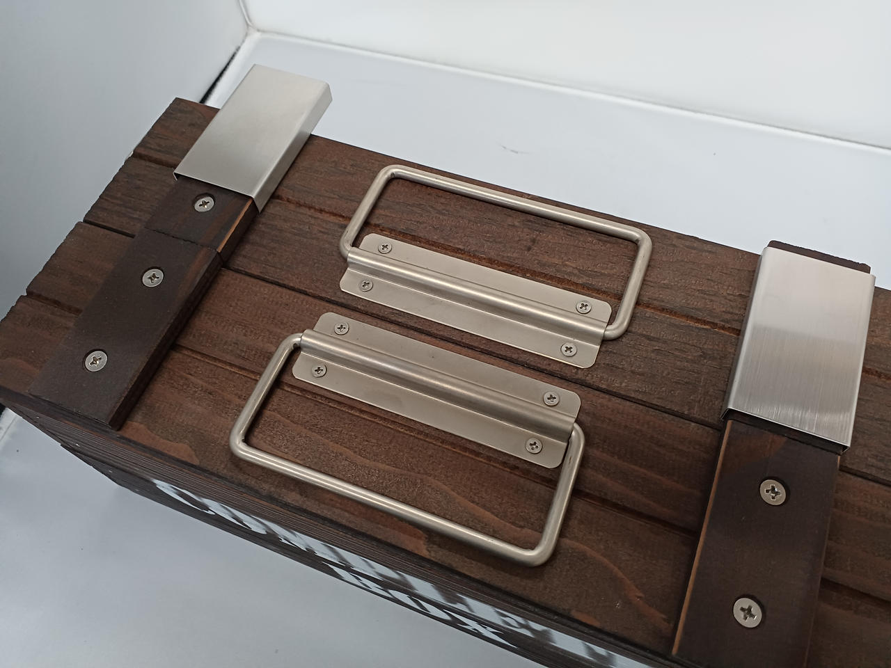 片側の留め具が外れやすくなっています。