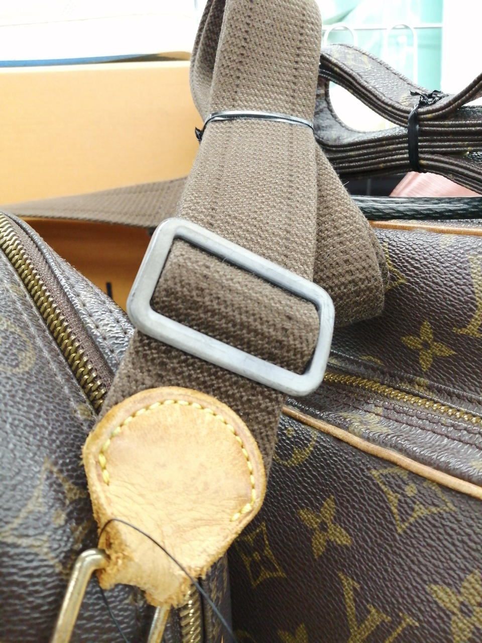 プラスチック部分が白く変色あり