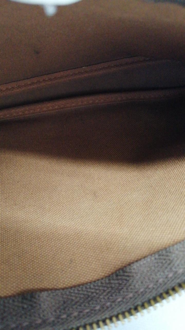 バッグの中、全体的に汚れ有り