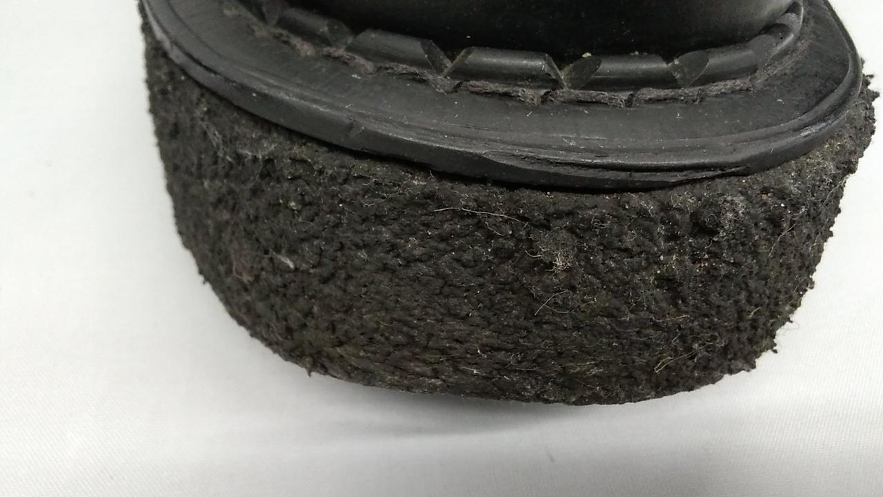 少し浮き、凸凹有り