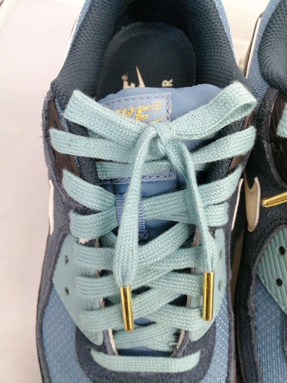 靴紐に汚れがあります