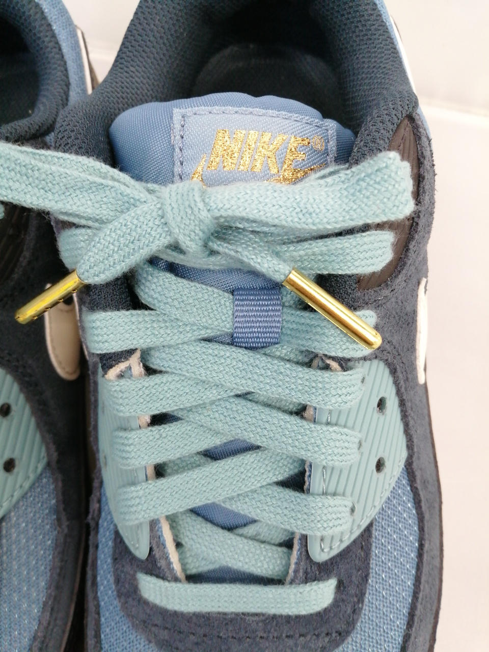 靴紐に汚れがあります