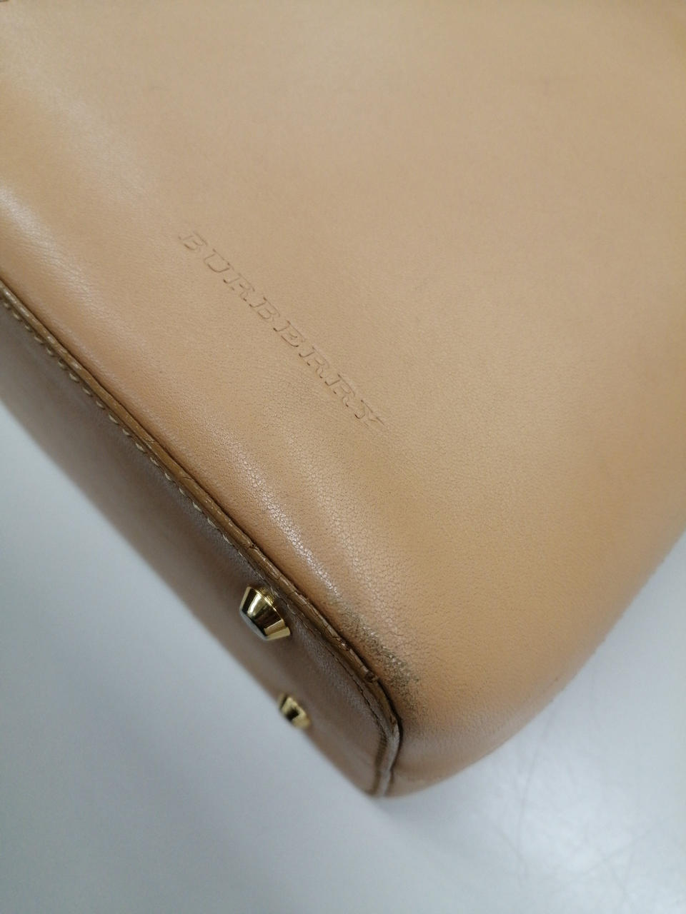 底角にスレが見られます