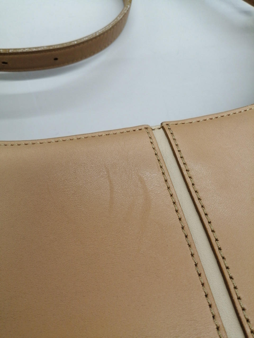 レザー特有の使用感あり