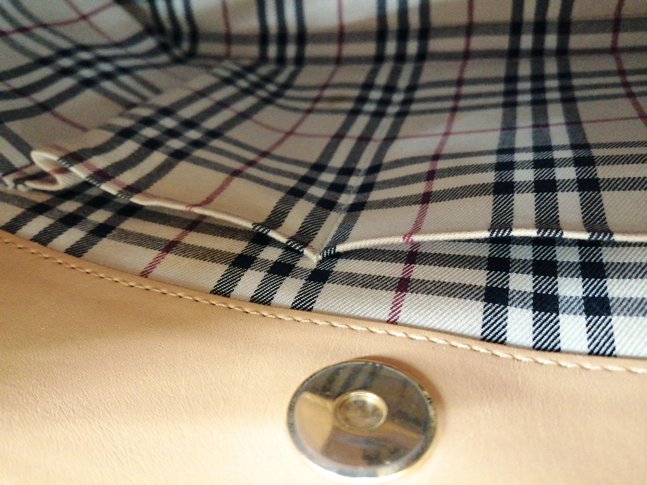 ポケット入口に使用感が見られます