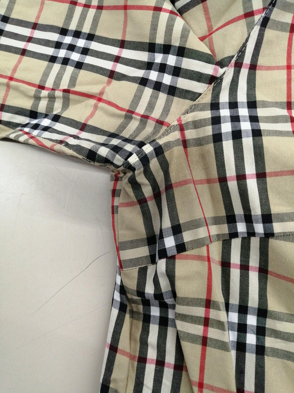 脇の下に多少の汚れあり