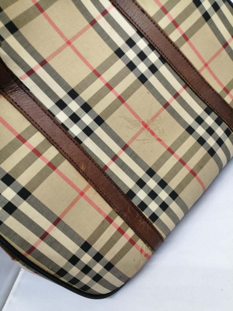 全体的にシミ、汚れがあります。