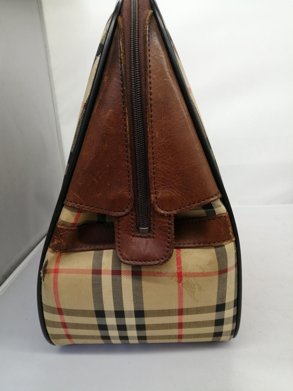 全体的にスレ、汚れ、シミがあります