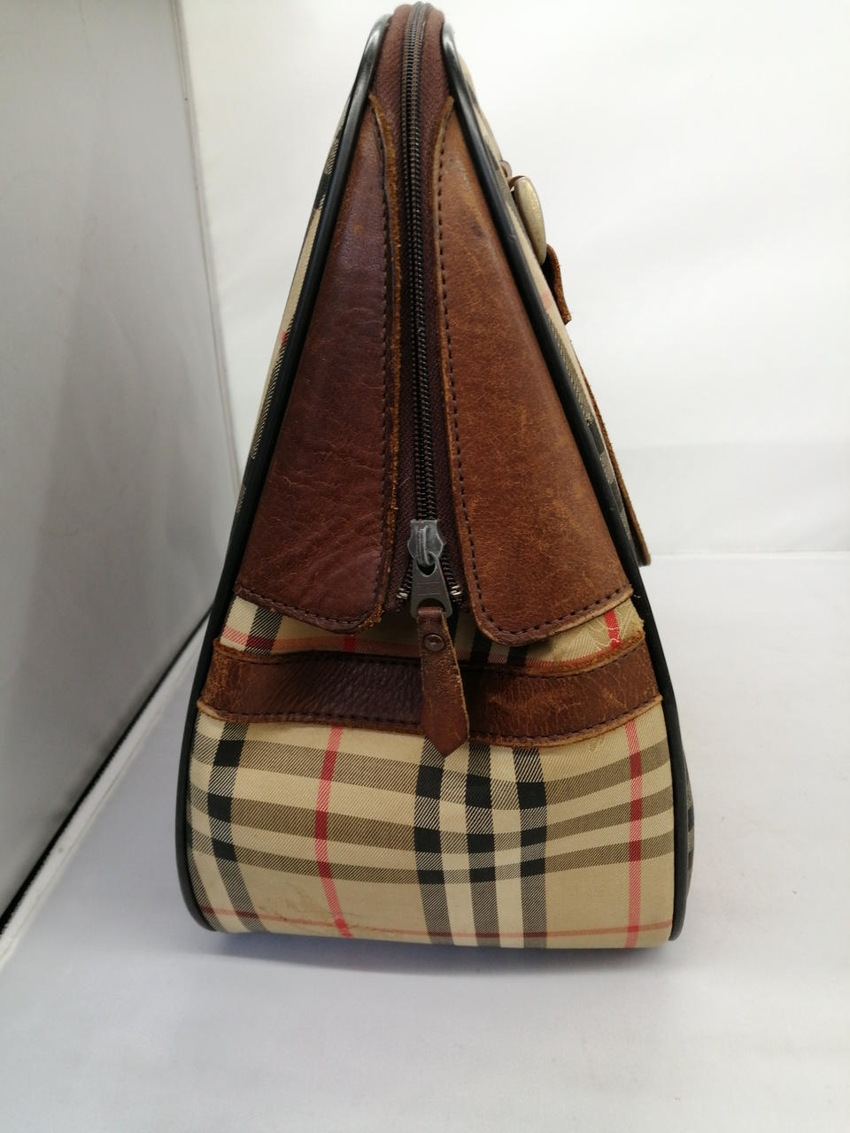 全体的にスレ、汚れ、シミがあります。