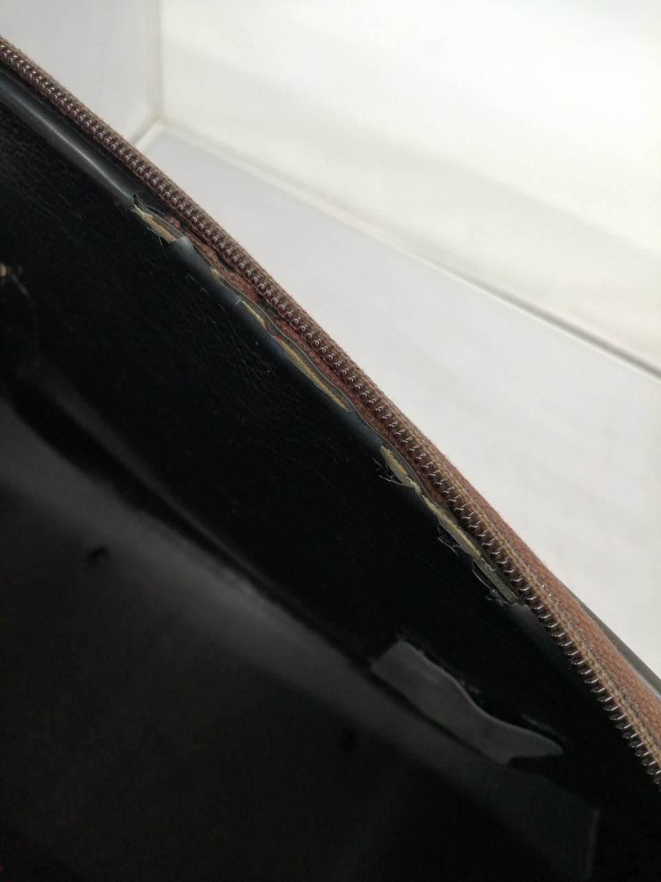 内側、縁に割れ、やぶれがあります。