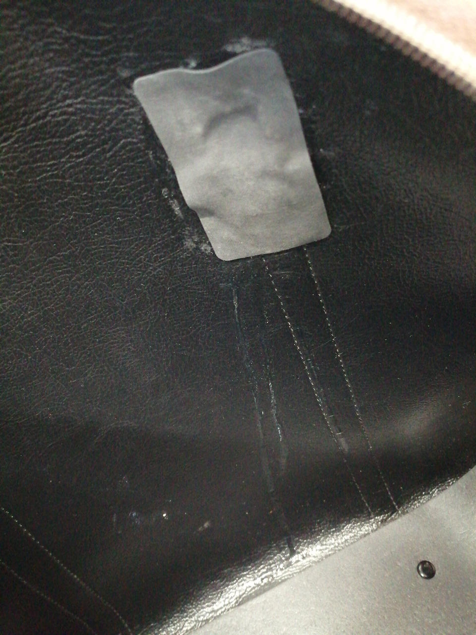 補修跡、接着剤の垂れた跡があります。