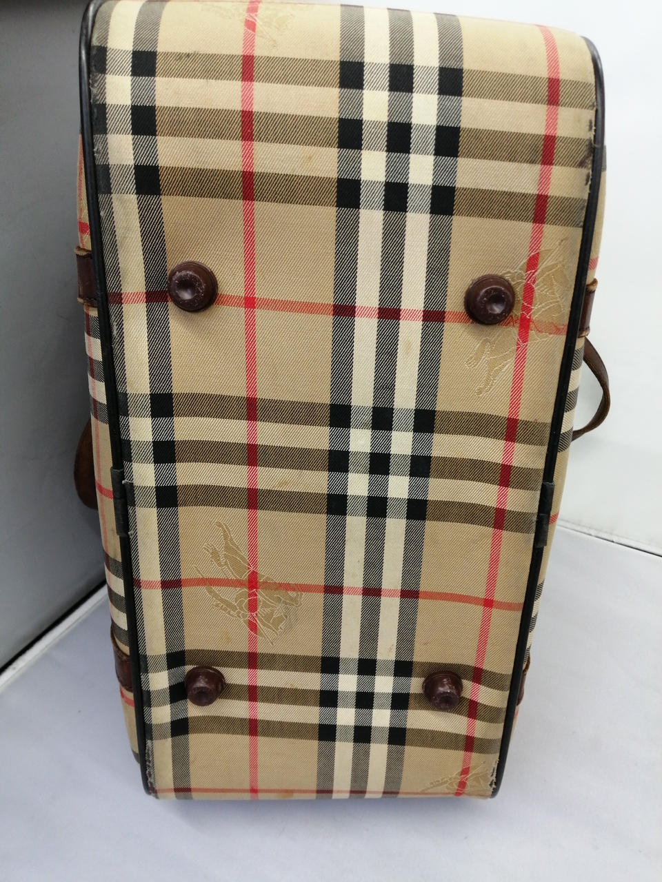 全体的に汚れ、シミがあります。