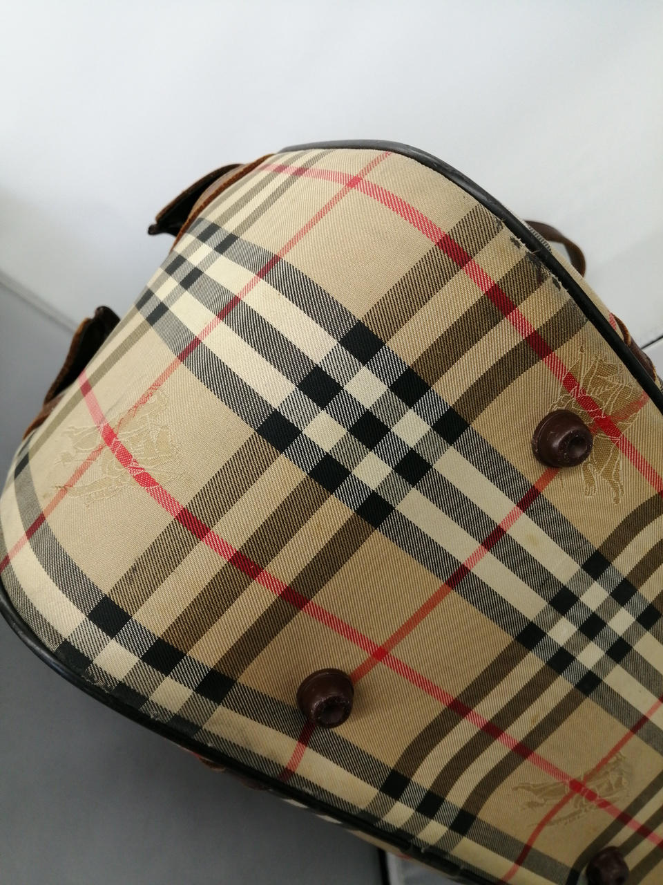 端にスレ、やぶれがあります。