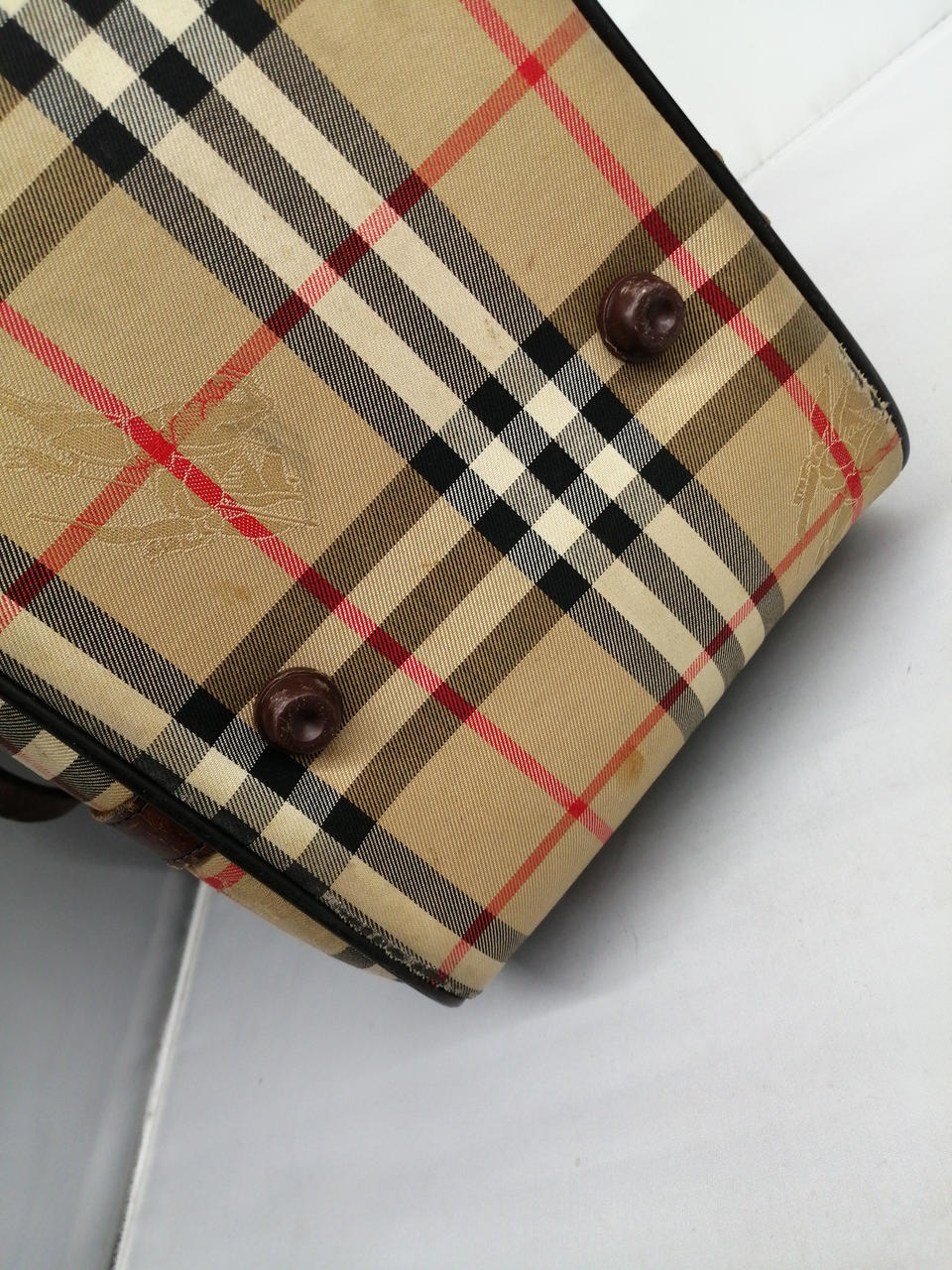 端にスレ、やぶれがあります。