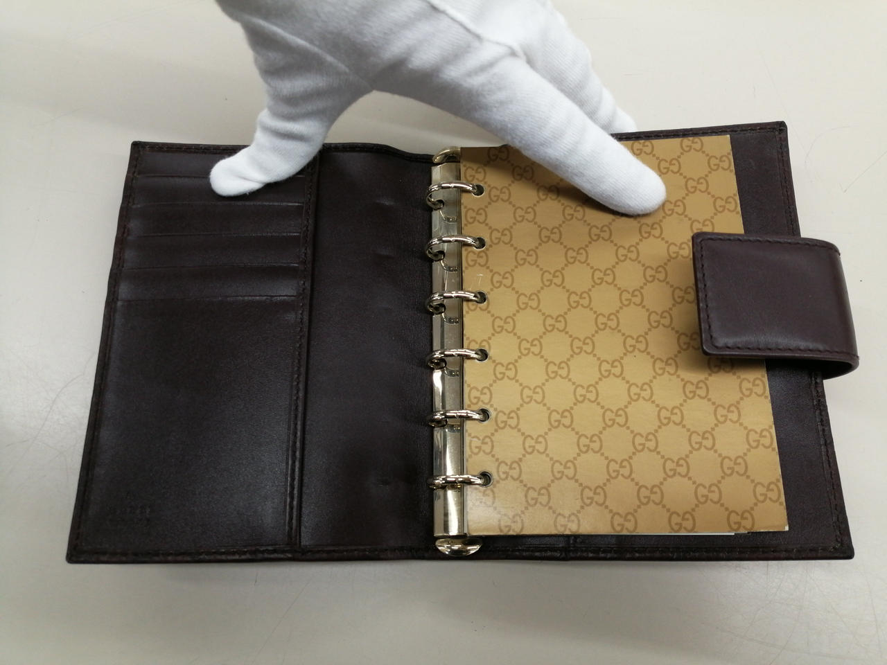 バインダー金具の形が付いてます。