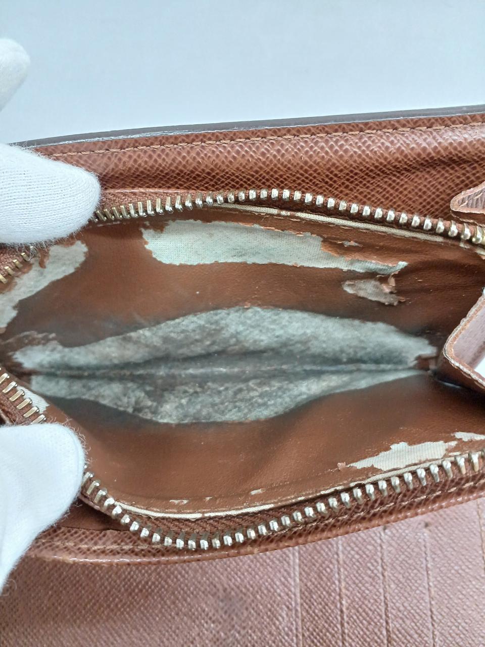 小銭入れ内側の剥がれが広範囲であります