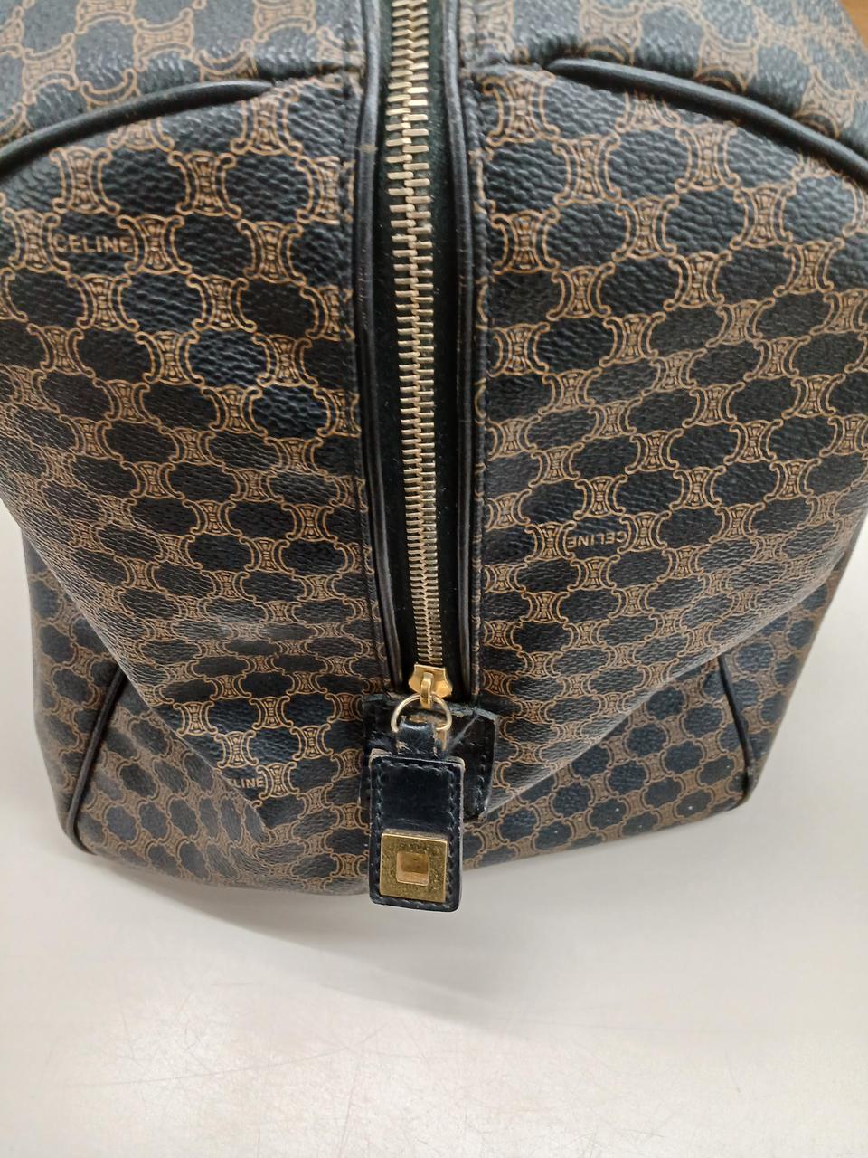 ファスナーの持ち手、使用感あり