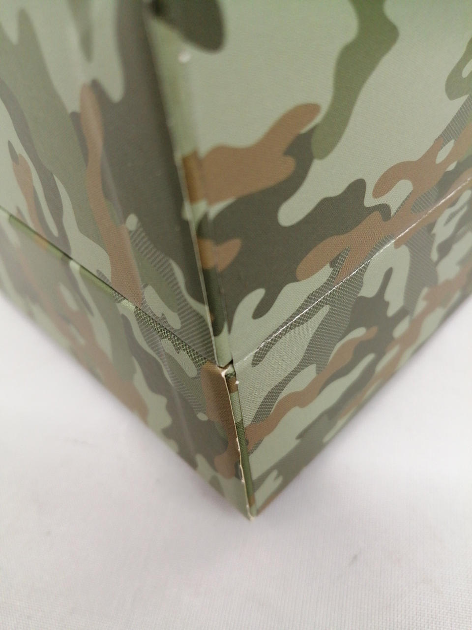 箱の角にキズ有り