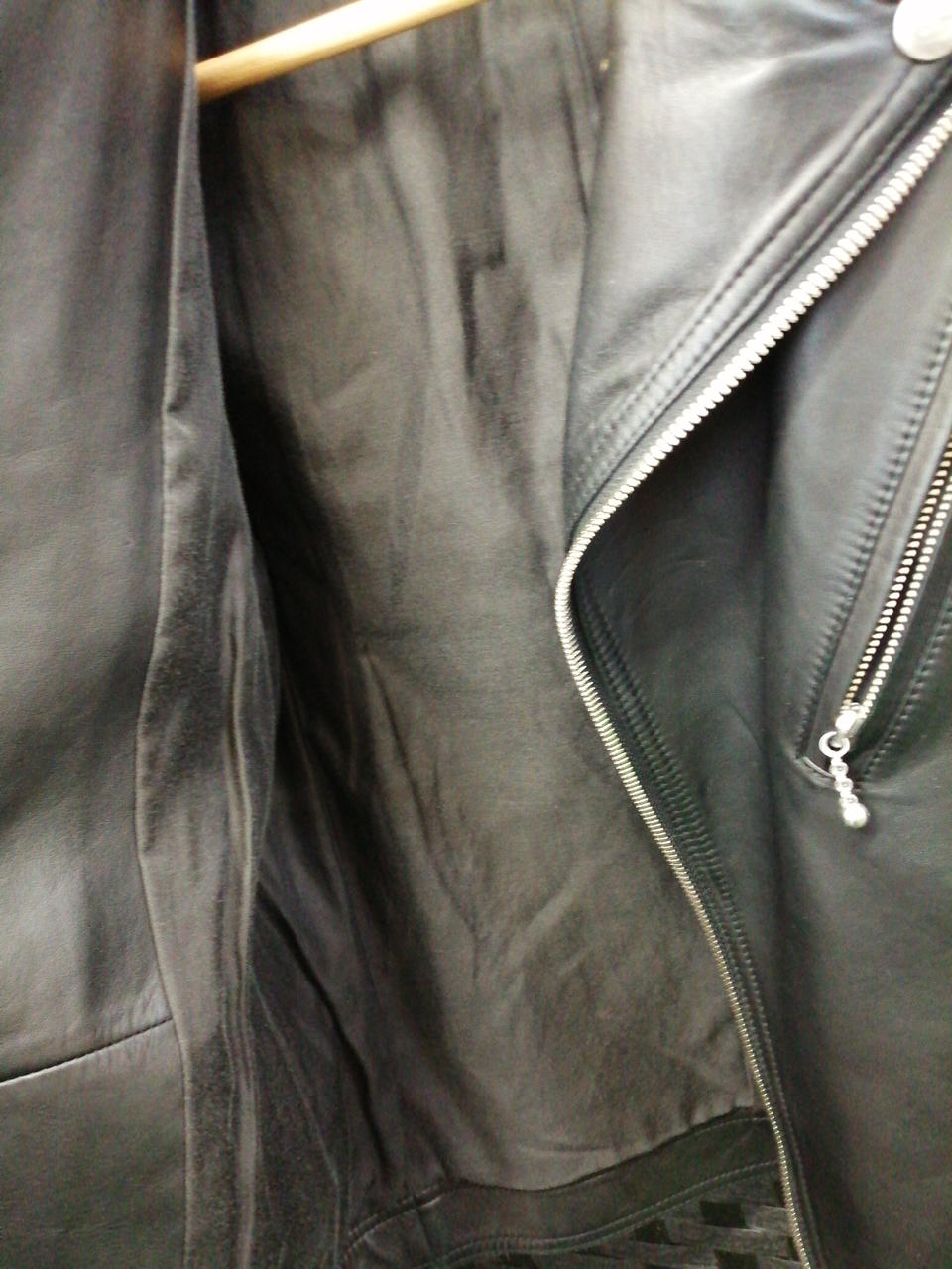 裏地に毛羽立ちがあります