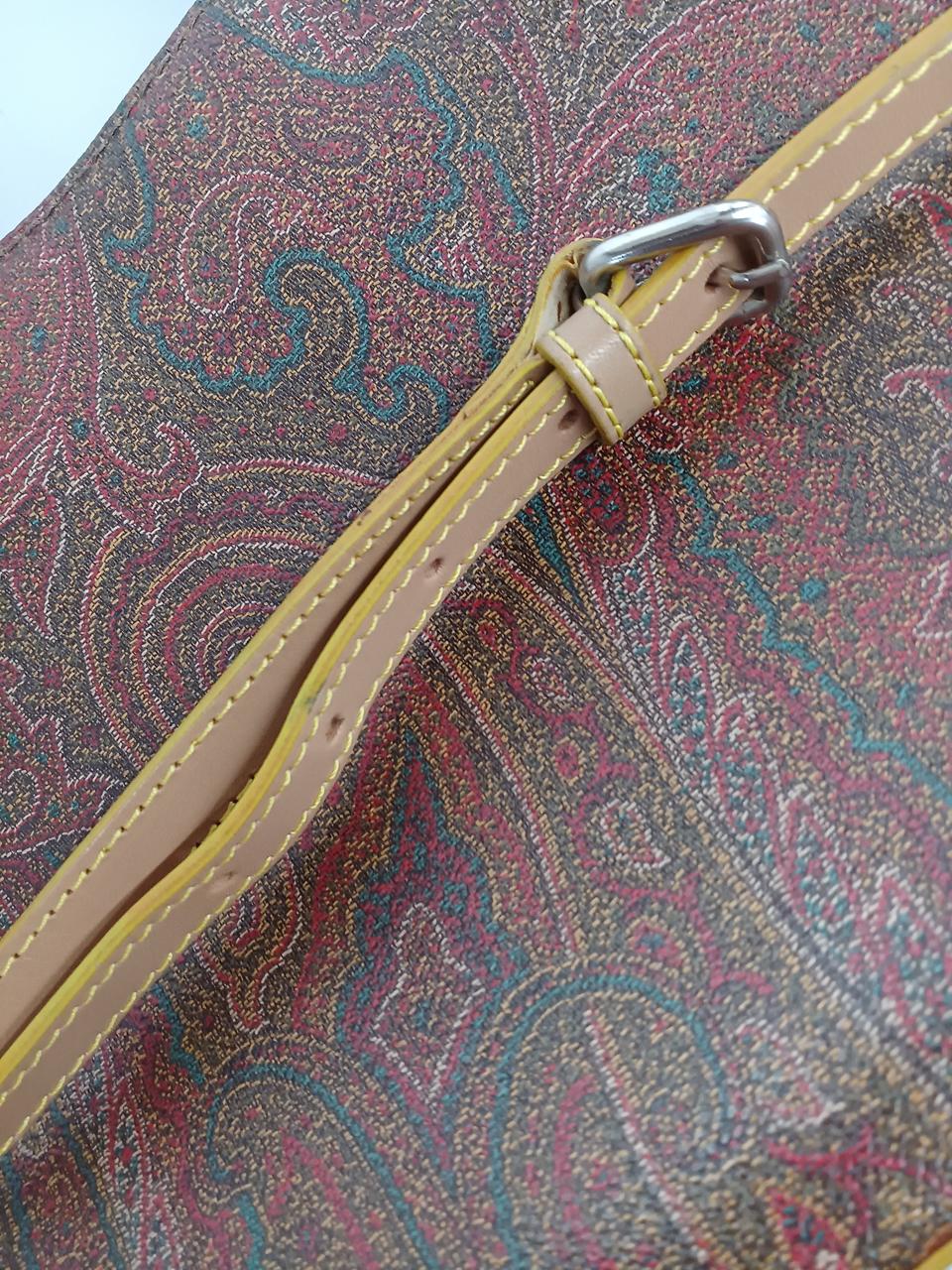 ショルダー紐に所々汚れが見られます