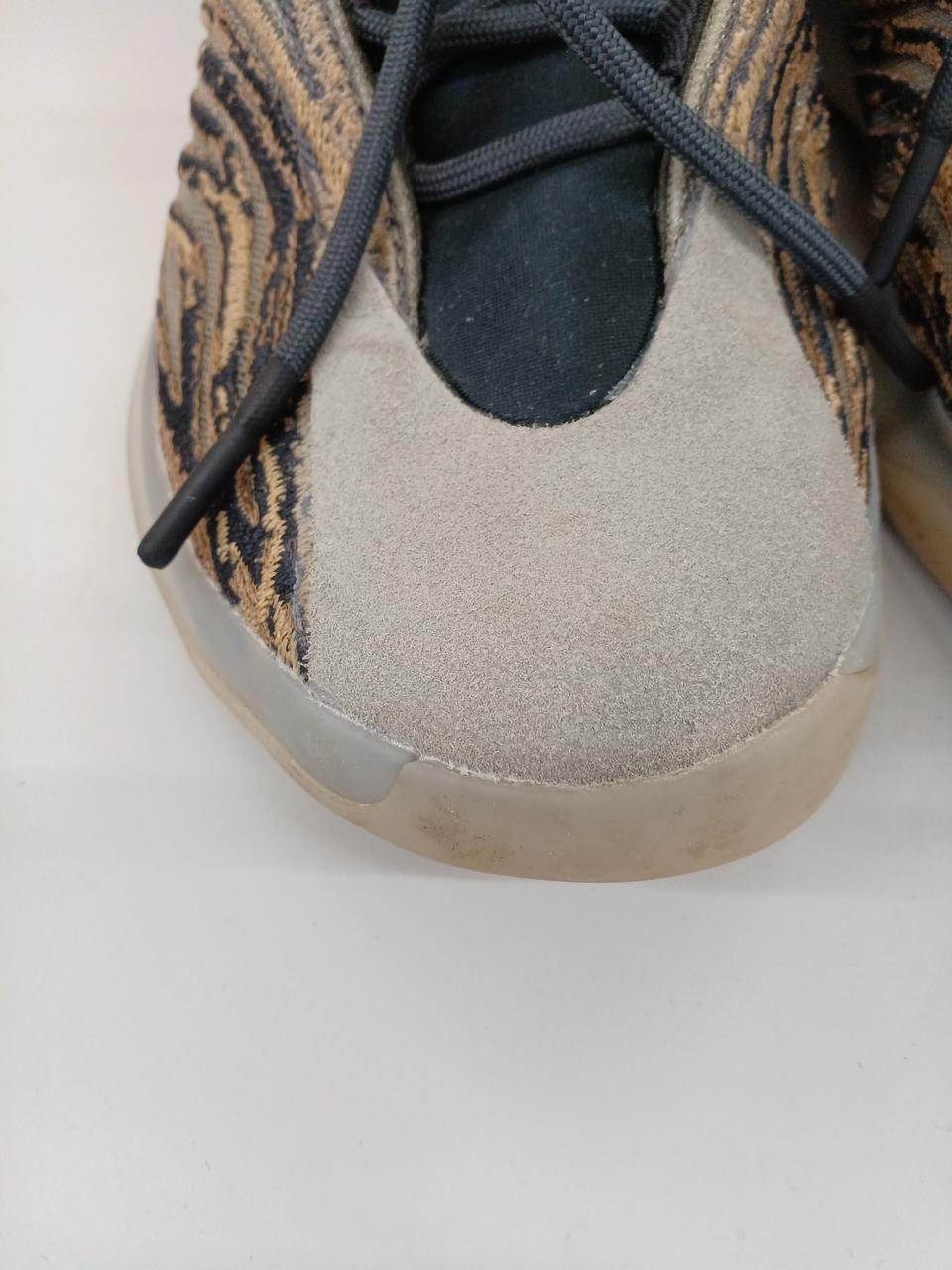 つま先、ソールに汚れがあります