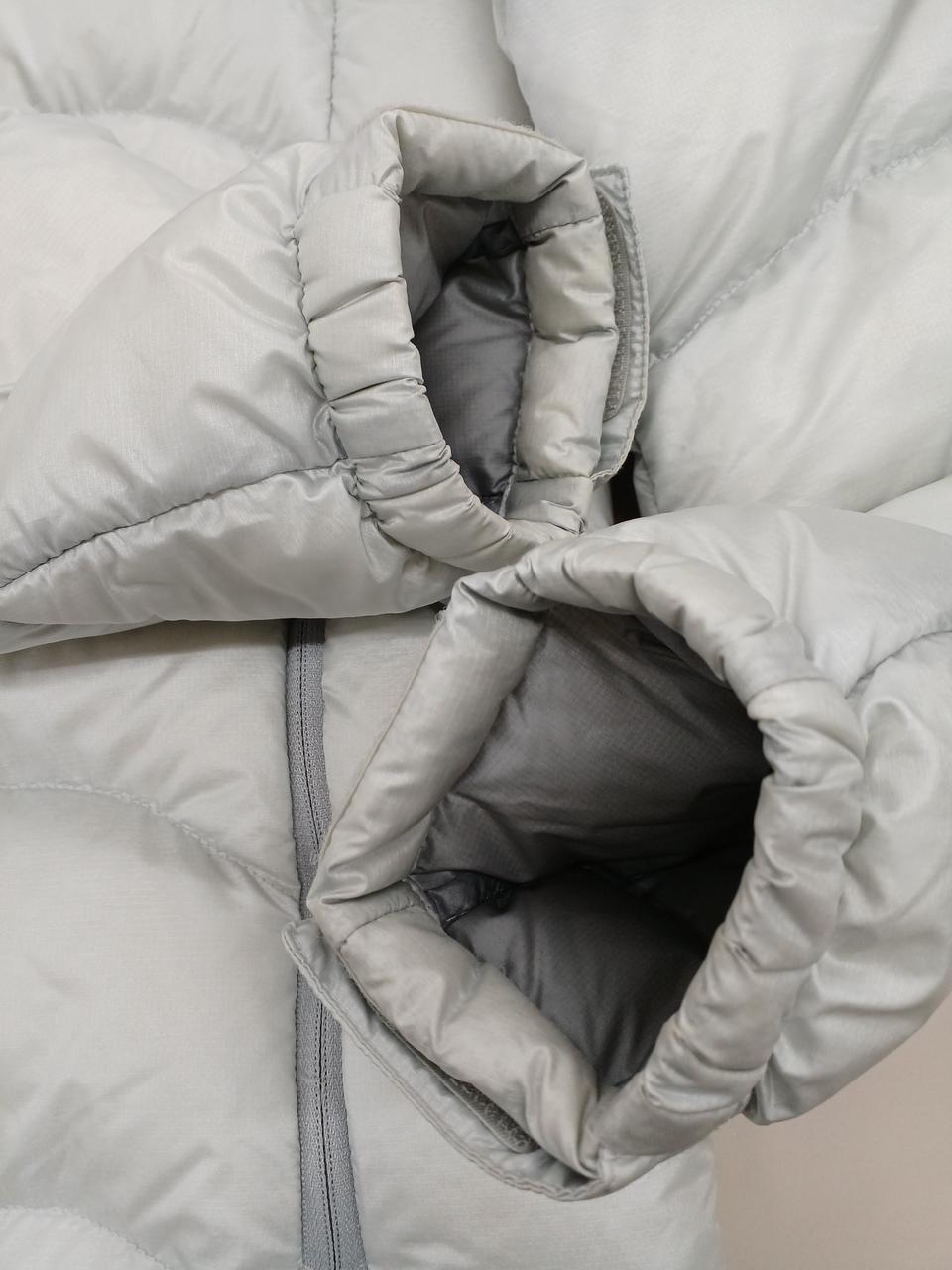 袖口に薄い汚れがあります