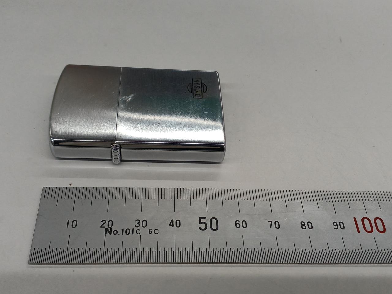 真ん中辺りに傷あり