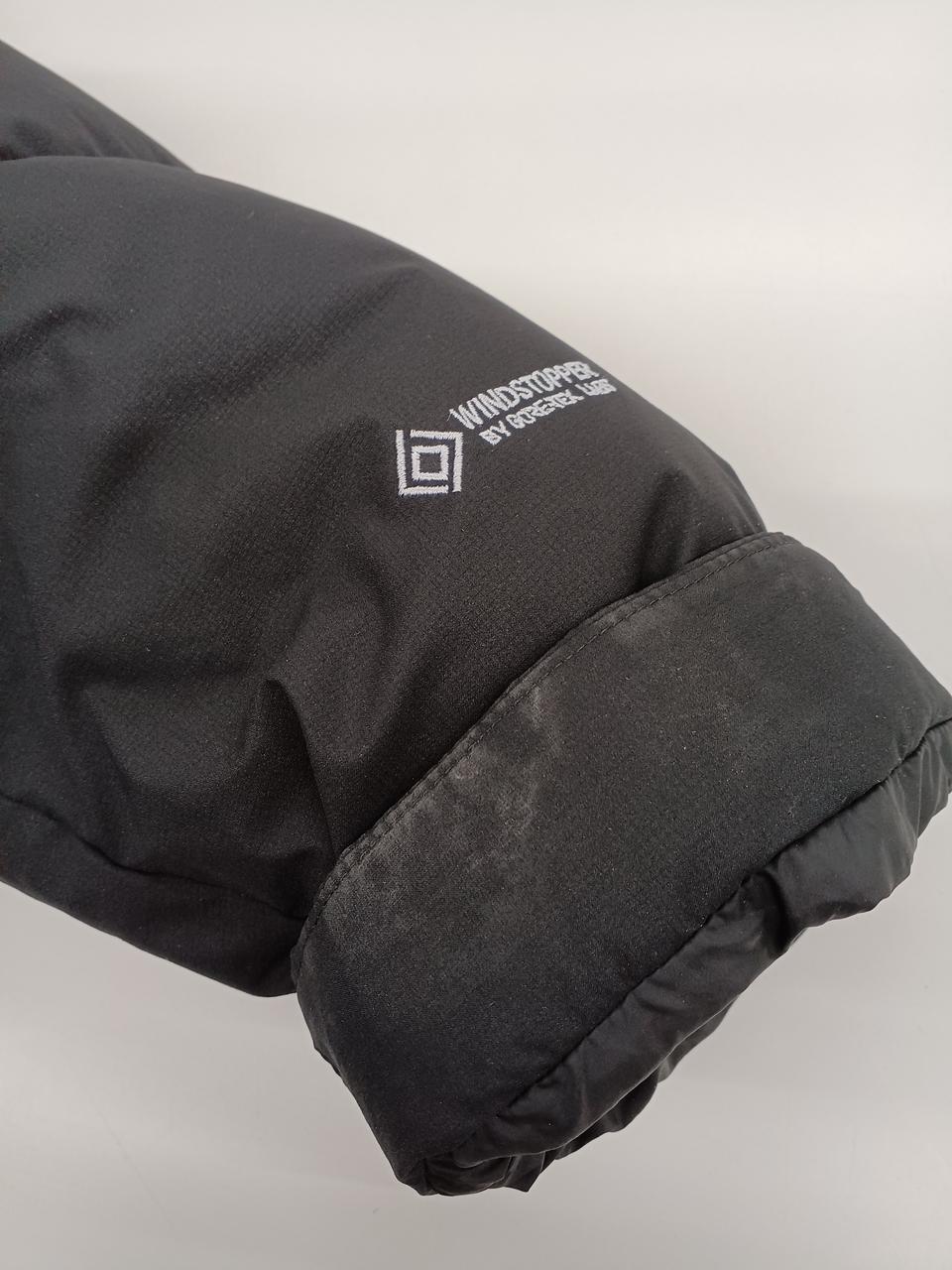 袖の内側に白い汚れあり