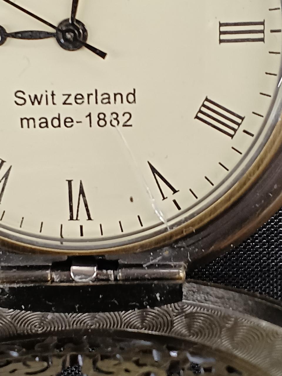 ガラス面にヒビがはいっています