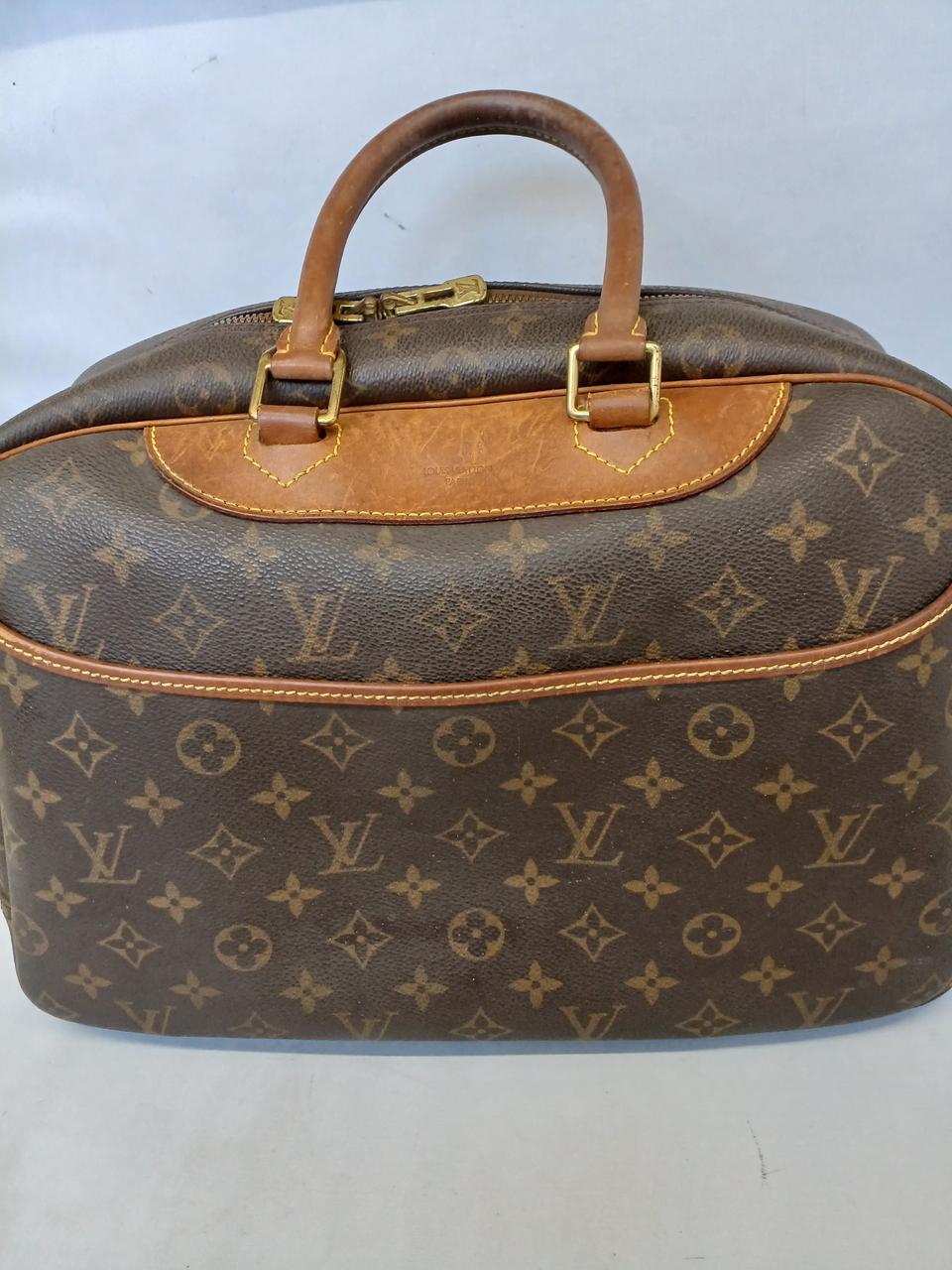 全体的に白い汚れ、色むらがあります