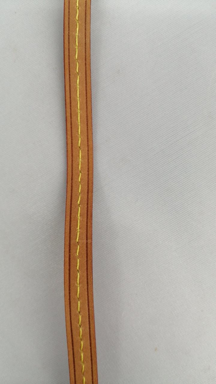 ストラップは正規品のものとは異なります