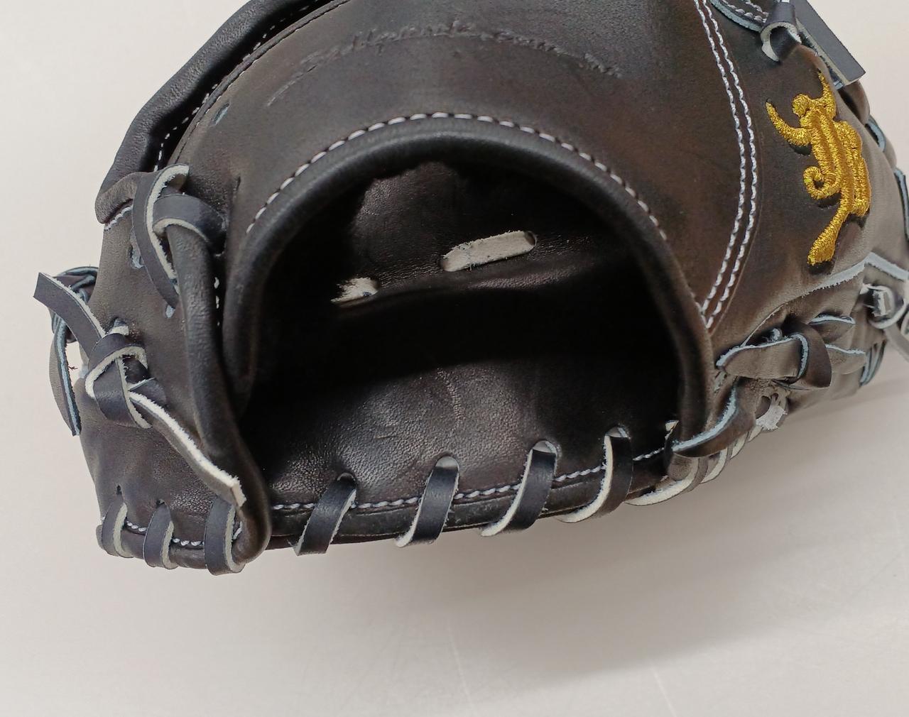 手首内側に多少の傷あり