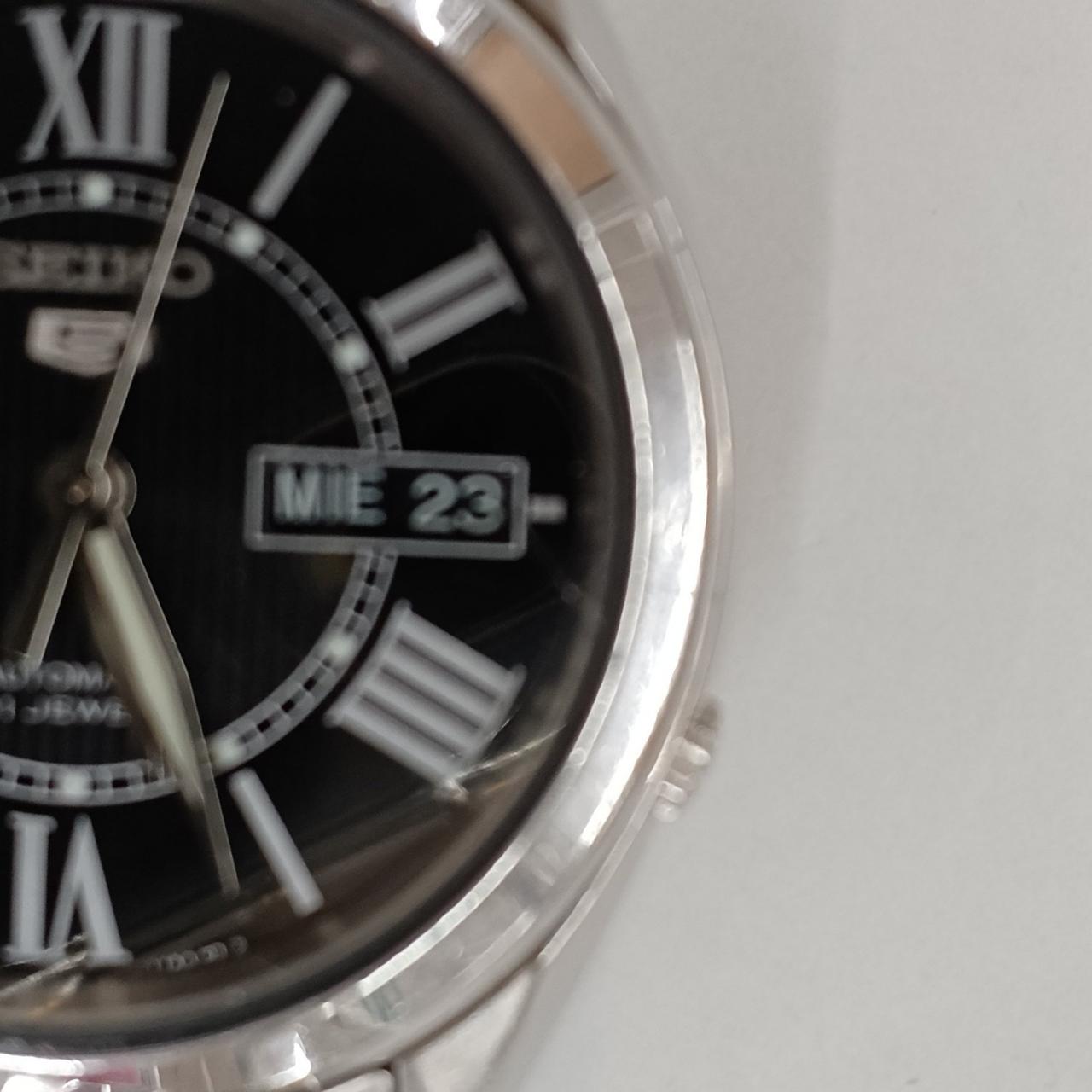 日付窓の付近に傷あり