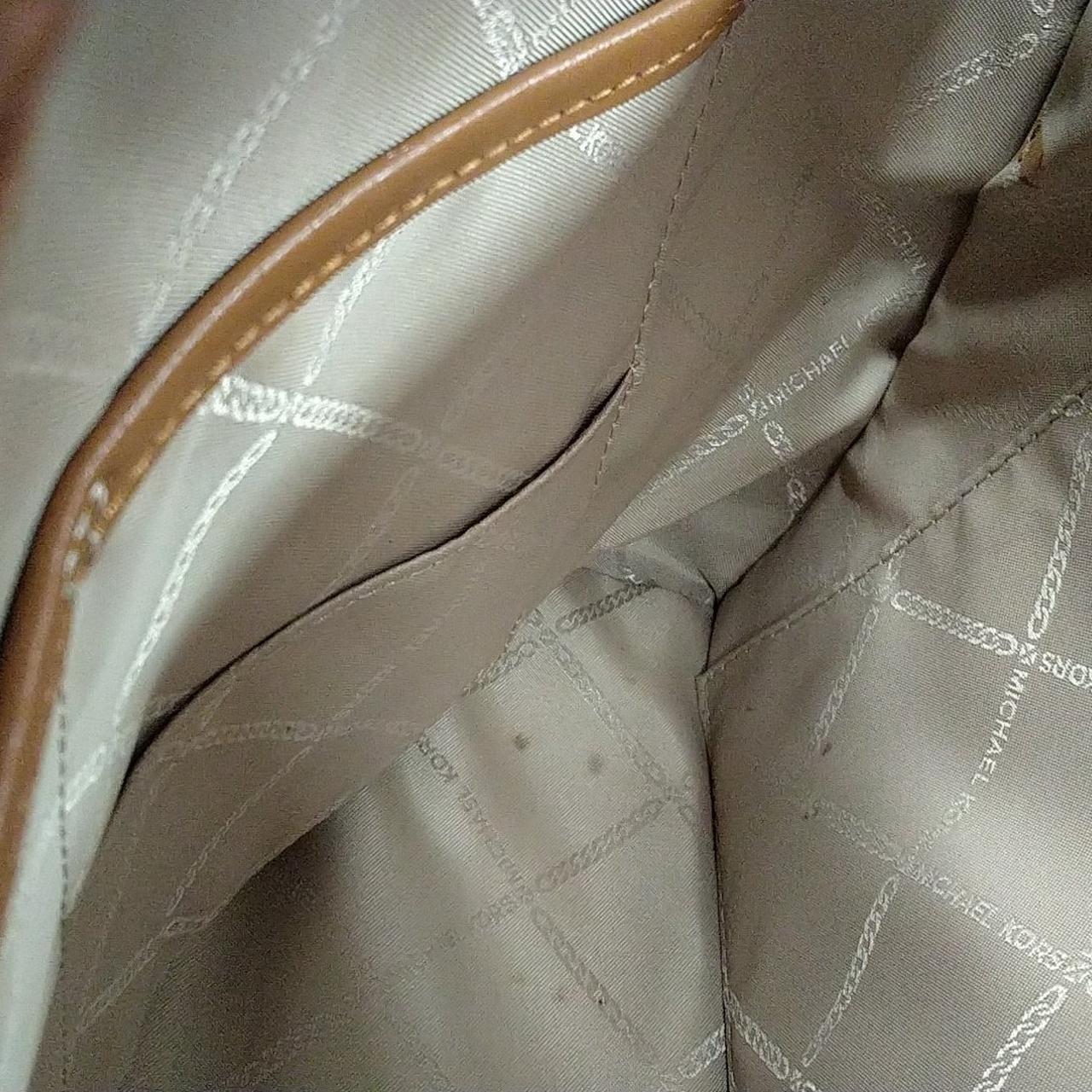内部のシミ汚れあり