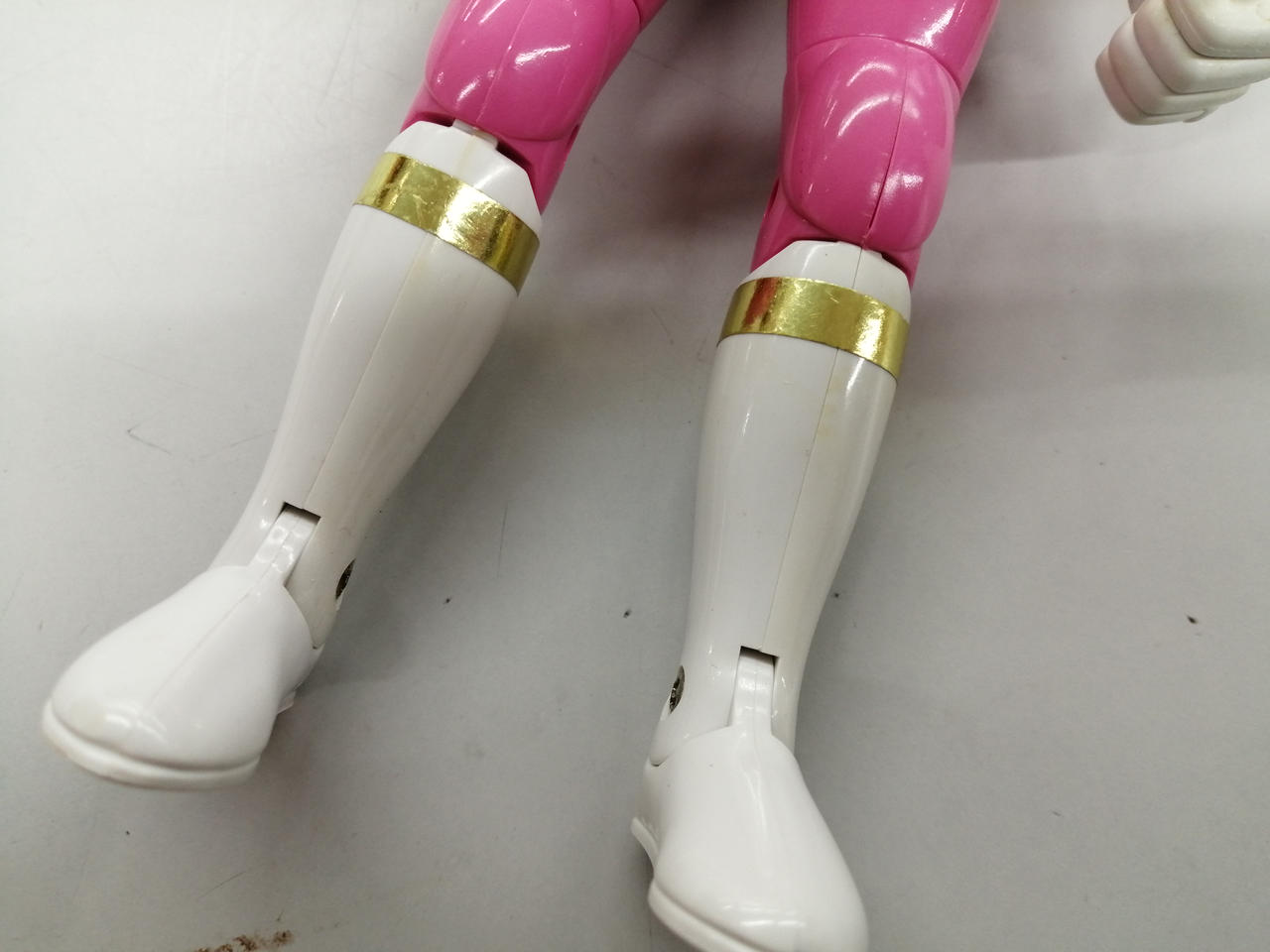 足のパーツ合わせ目も変色があります。