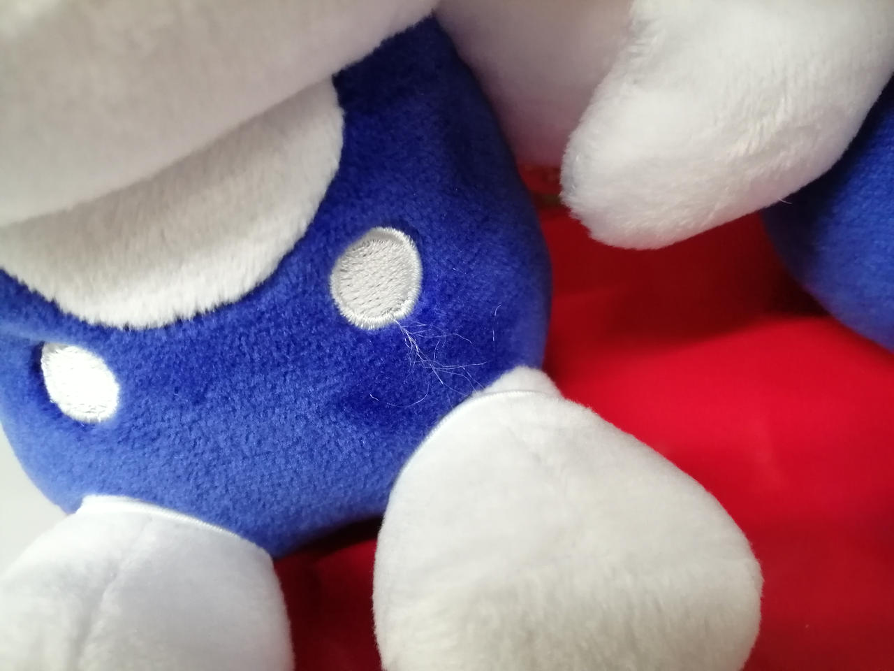 黄色いキティの胸にほつれ有り