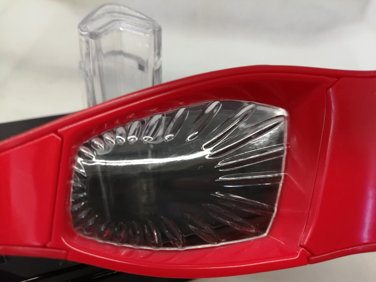 光の反射でキズが確認できました。