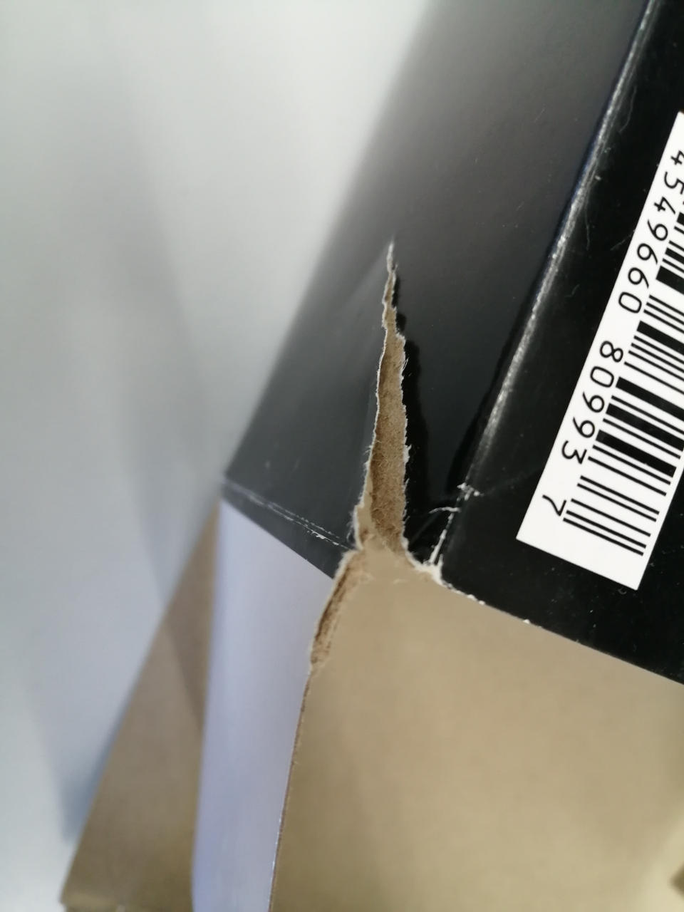 パッケージに破れや劣化があります。