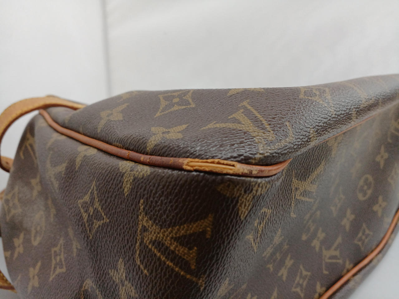 角スレにより四隅の内部が見えています。