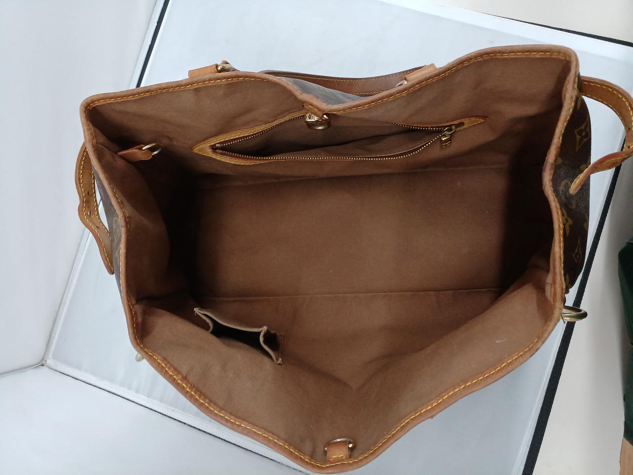 内側にシミや変色など使用感があります。