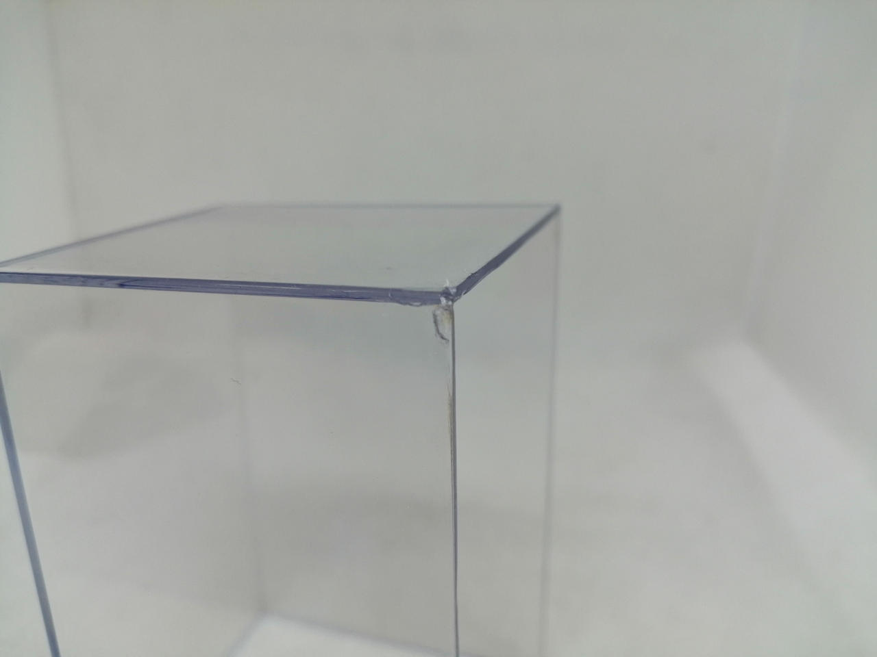 ケースの縁に割れあり。