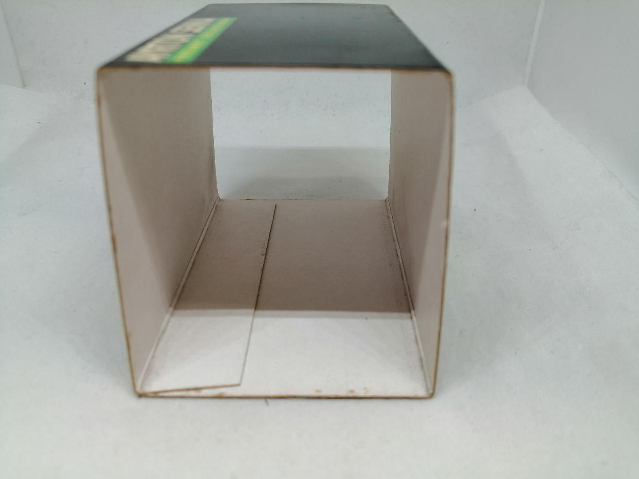 外箱の内側にシミがあります。