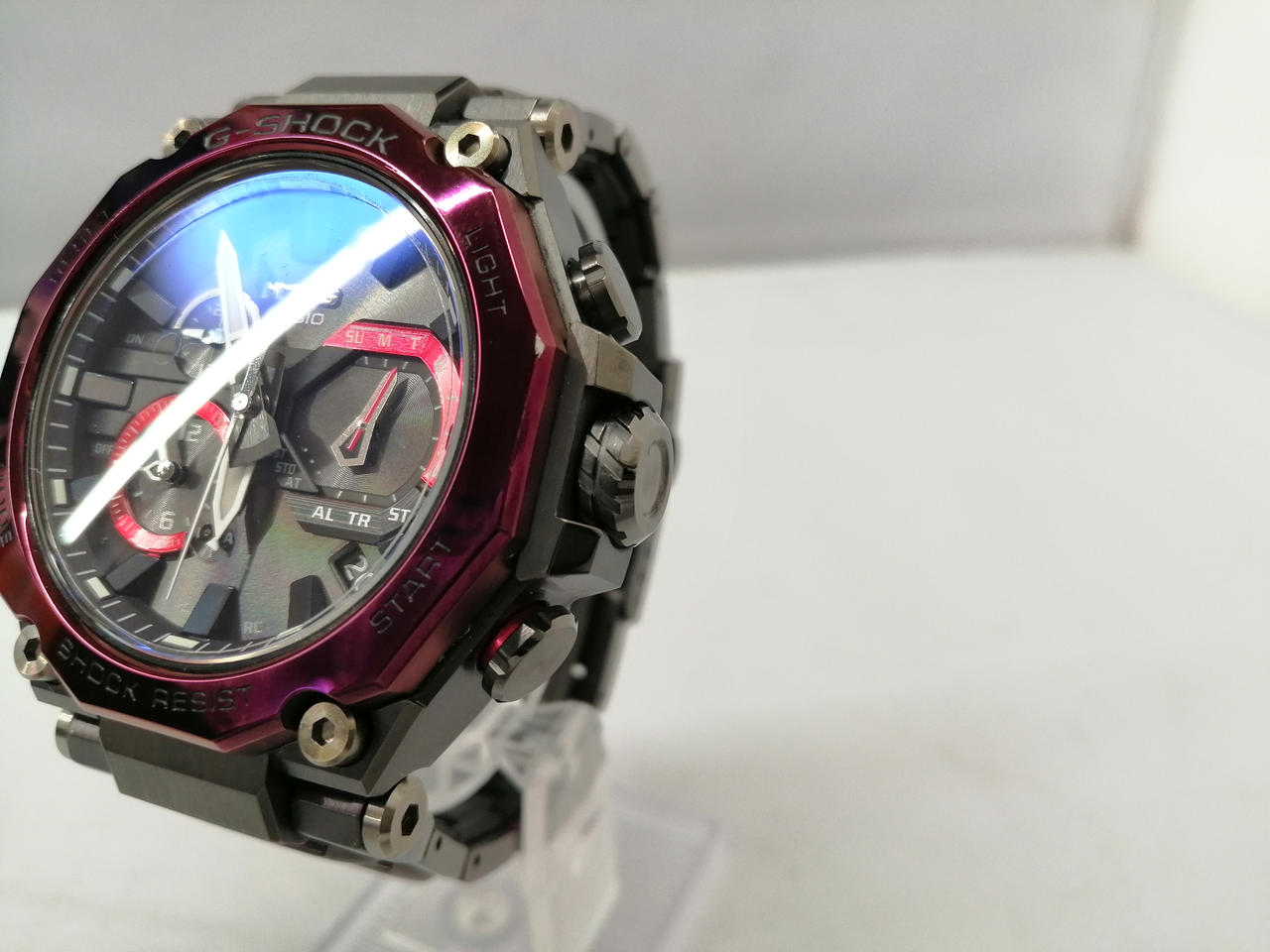 ベゼルの四つ角にキズがあります。