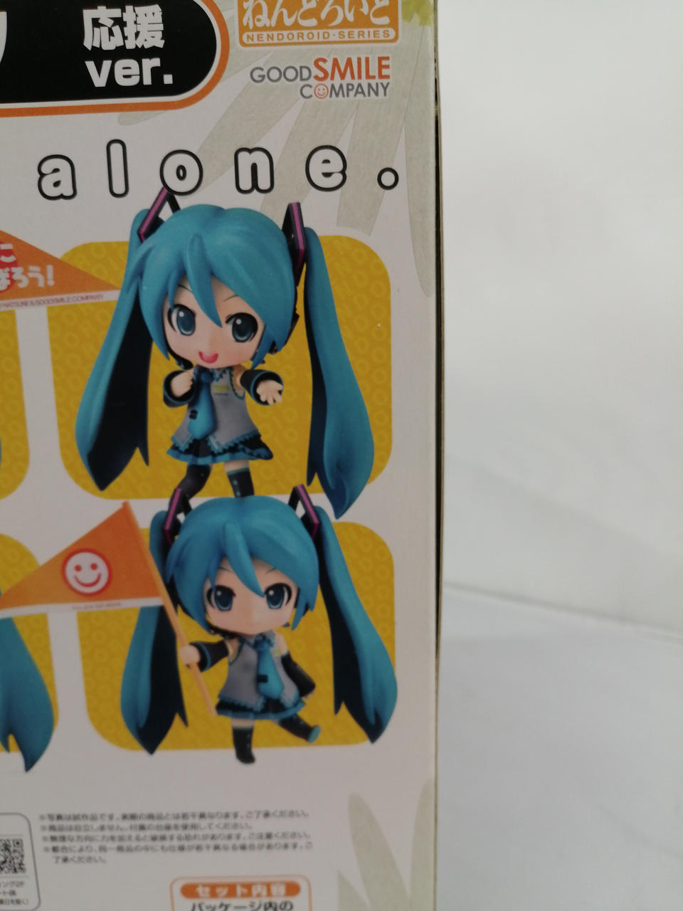 接着が弱っていて隙間ができています。